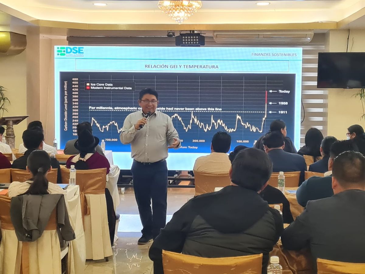 Facilitador exponiendo sobre finanzas sostenibles durante la capacitación