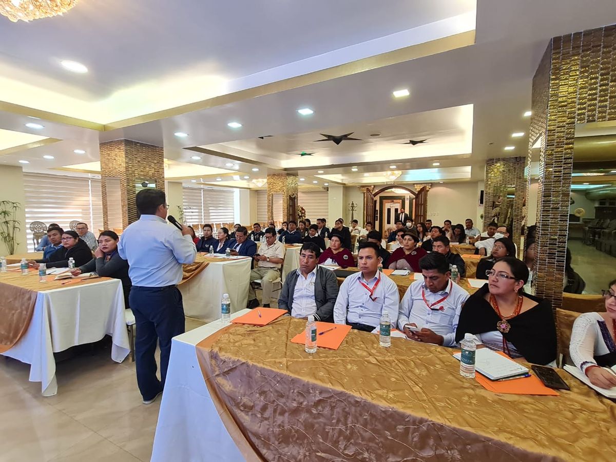 Participantes atentos durante la capacitación SARAS