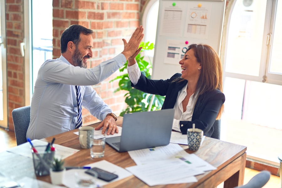Emprendedores celebrando logros junto a su asesor