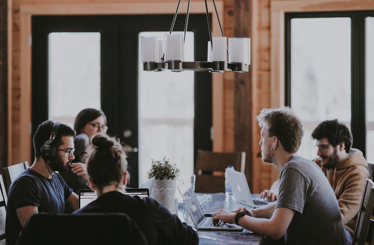 Equipo de la fundación trabajando en conjunto en la planificación de proyectos sociales