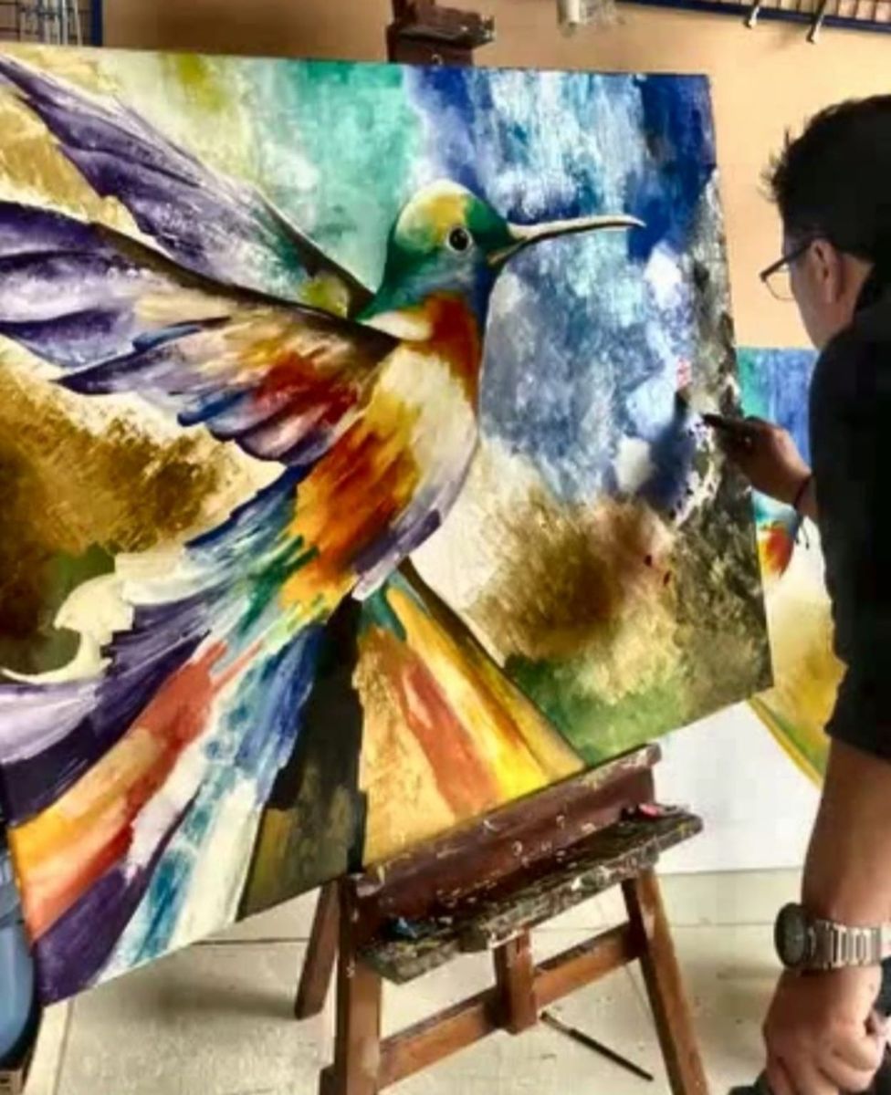 Pintura de un colibrí de colores sobre lienzo
