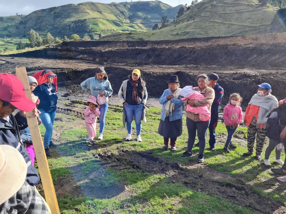 Comunidad recorriendo el territorio del proyecto ecoturístico de Collas