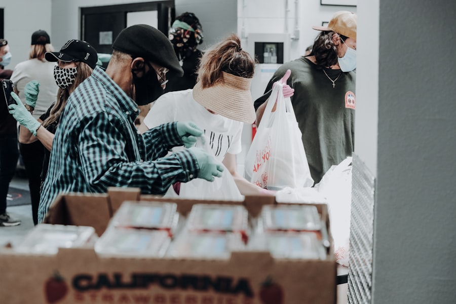 Voluntarios organizando donaciones para la comunidad