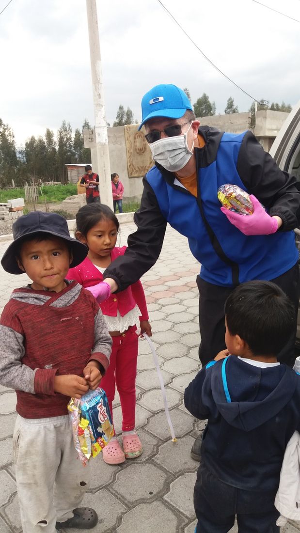 Voluntario de FESPE entregando dulces a niños de la comunidad