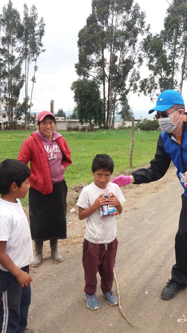 Voluntario compartiendo alimentos con niños y familias de una comunidad rural