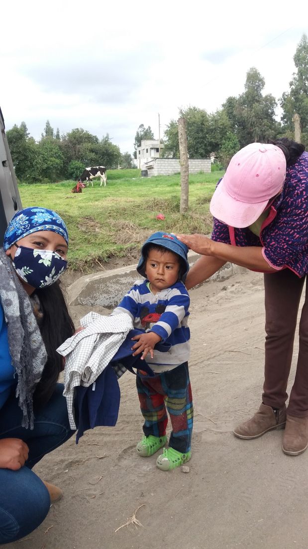 Familias de la comunidad acompañadas por el equipo de labor social de FESPE
